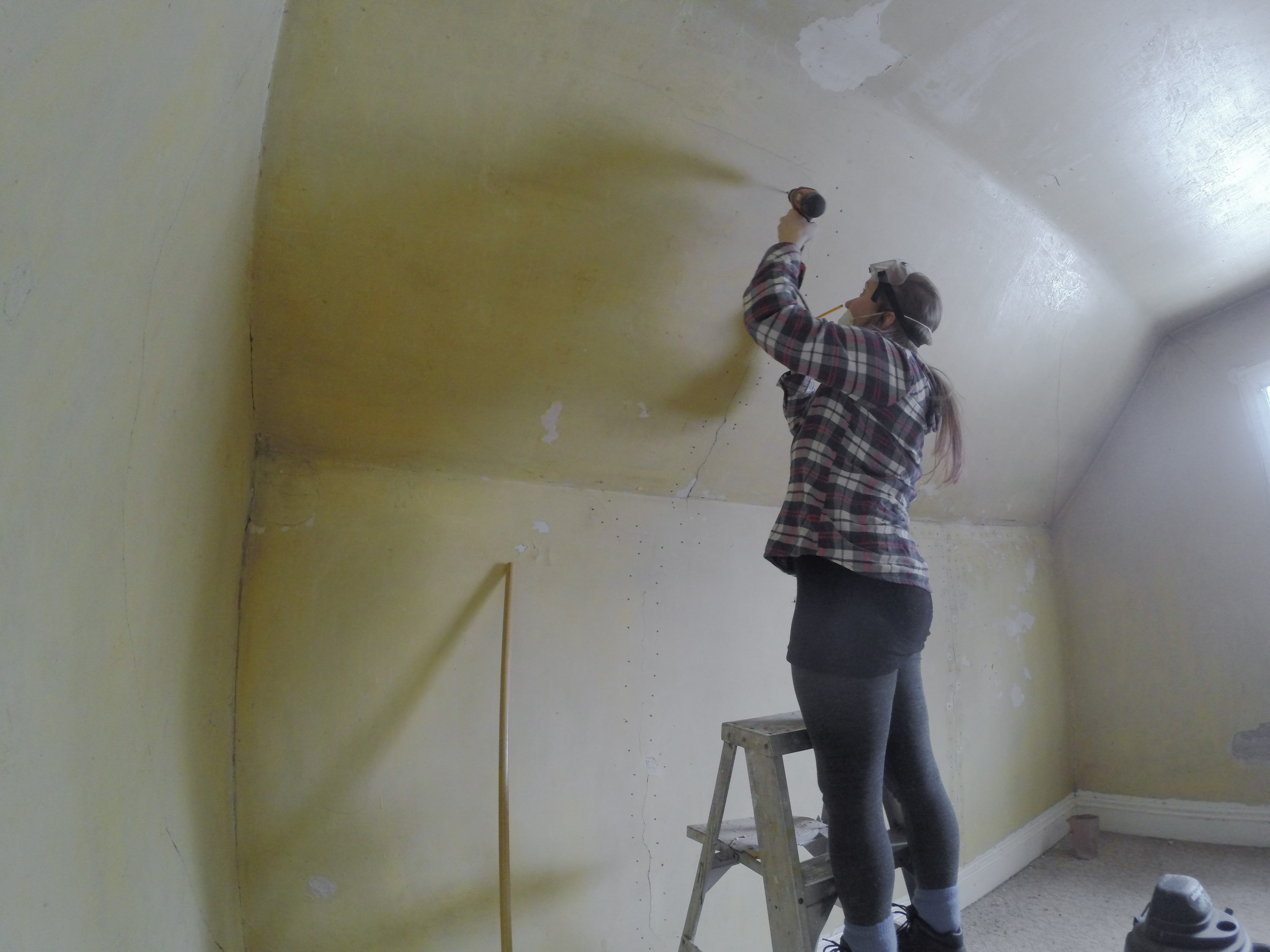 Home Renovation DIY: Repairing cracked plaster